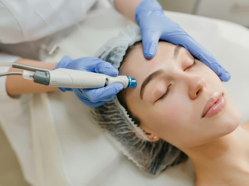 Tratamiento dermatológico y de medicina estética en consulta
